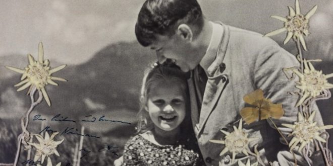 Subastan la foto de Adolf Hitler abrazando a una nena judía