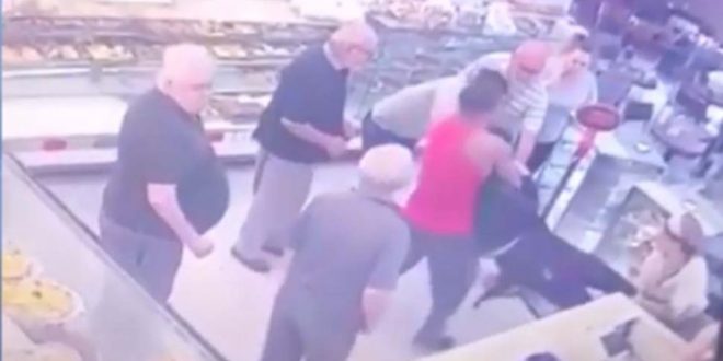 Video: Un Fisicoculturista le dio tremenda paliza a un ladrón que intentó a robar en una panadería