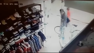 Fuerte video: una mujer fue apuñalada por su expareja mientras trabajaba en un local