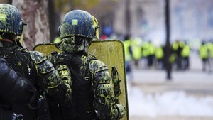 Video viral: policías franceses se niegan a reprimir a chalecos amarillos