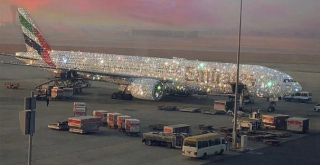 El Boing 777 de Emirates cubierto de cristales y diamantes