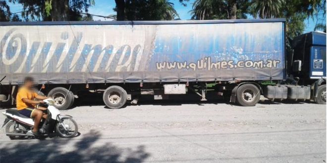 Piratas del asfalto tomaron como rehén en la autopista a Famaillá a camionero que llevaba 1.300 cajones de cerveza