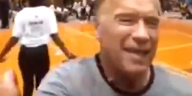 VIDEO: Arnold Schwarzenegger fue atacado por la espalda en un evento en Sudáfrica