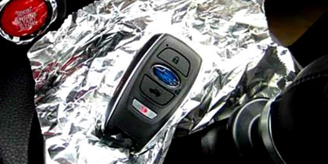 ¿Por qué recomiendan envolver las llaves del auto en aluminio?