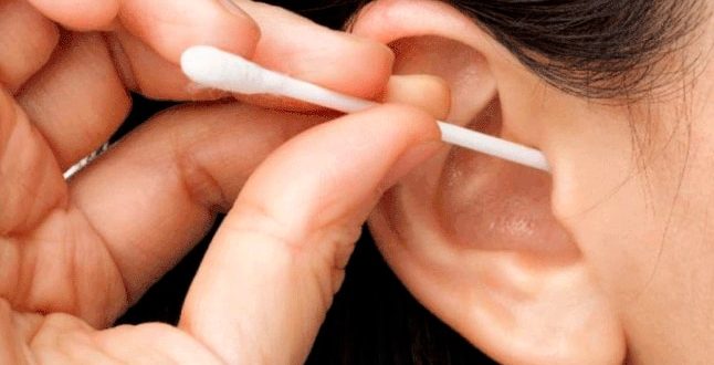Los peligros de limpiarse los oídos con hisopos