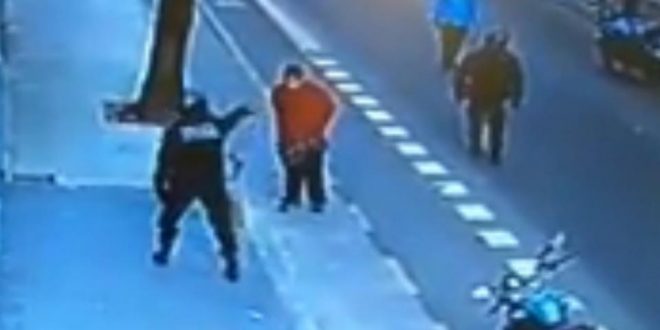 VIDEO: murió luego de recibir la patada de un policía en el pecho