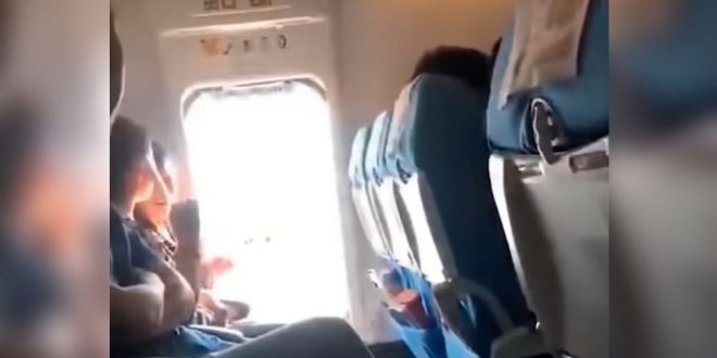 Video: Abrió la puerta de emergencia de un avión “para que entre aire fresco”