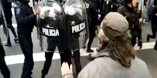 Incidentes entre la Policía y los manifestantes en acampe en la 9 de Julio