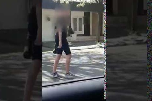 Video: Descubrió al amante de su mujer en su propia casa y lo agarró a cadenazos en la calle