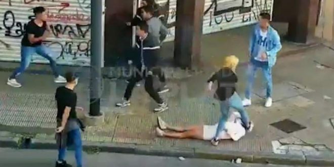 Video impactante: una mujer quedó inconsciente luego de recibir un feroz golpiza