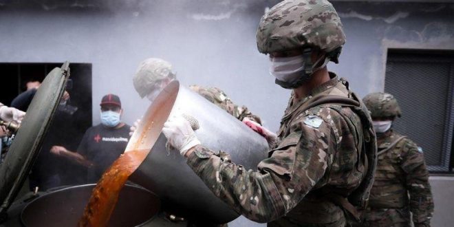 Ejército argentino entrega viandas y bolsones de comida en La Matanza