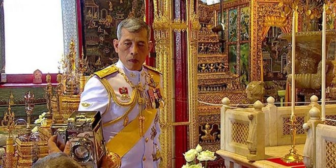 El rey de Tailandia se aísla en los Alpes de Alemania, con a sus 20 concubinas
