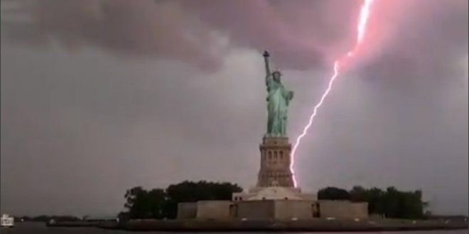 Video: El momento en que un rayo impactó contra la Estatua de la Libertad