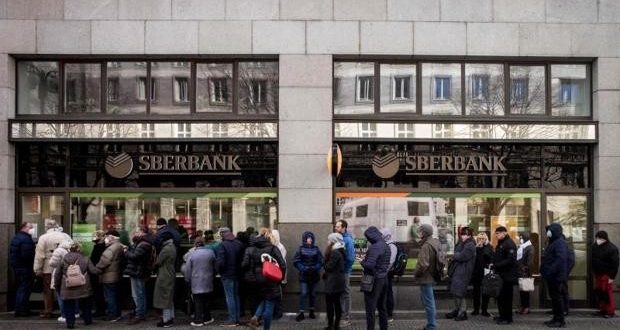 El mayor banco de Rusia está cerca de quebrar por el retiro masivo de depósitos