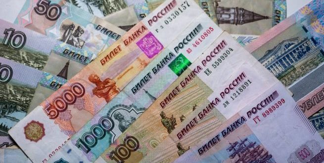 El rublo se hunde 30% tras la exclusión de bancos rusos del SWIFT