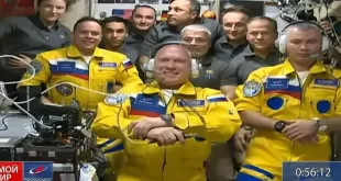 Astronautas rusos arribaron a la estación espacial internacional con los colores de la bandera de Ucrania