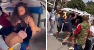 Video: Su novio se accidentó, ella quiso revisarle el celular, descubrió que le puso clave y se subió arriba de la ambulancia a insultarlo