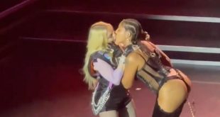 VIDEO: Madonna se besa con Tokischa en pleno show