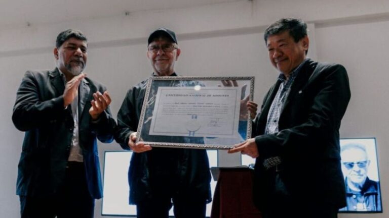 León Gieco recibe el título de Doctor Honoris Causa de la Universidad Nacional de Misiones