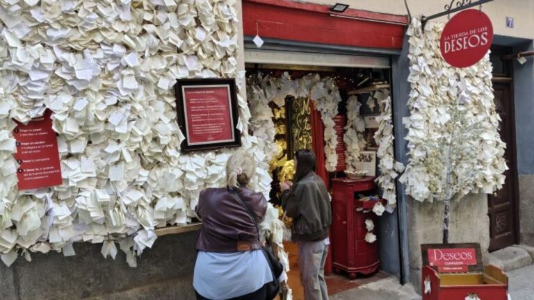 Descubre la Calle Secreta de Madrid: Donde Cuelgan 160,000 Deseos