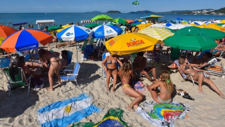 Un millón de argentinos se dirigen a Florianópolis: guía de vuelos, alojamiento y precios