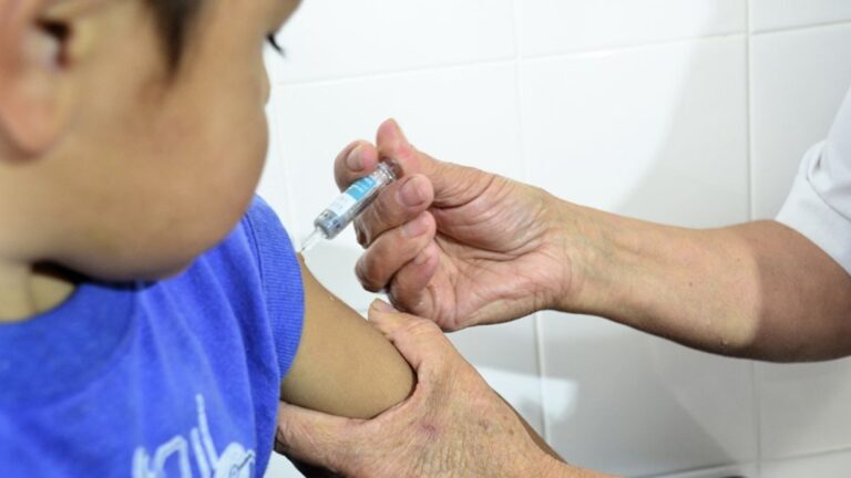 "La Nación y 22 Provincias Defienden el Calendario de Vacunación frente a los Antivacunas"