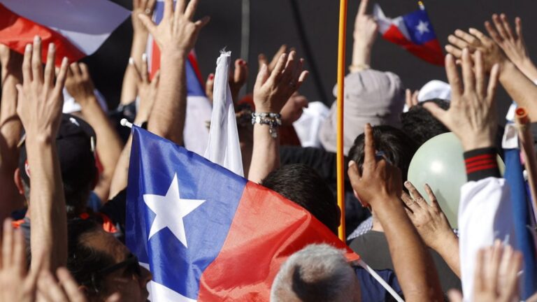 Elecciones en Chile: Jeannette Jara enfrenta un difícil balotaje contra candidatos de derecha