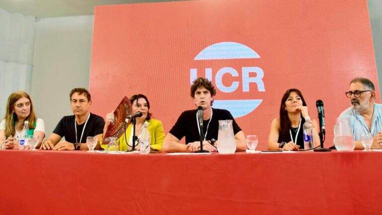 «Crisis en la UCR: Conflictos internos y el futuro del partido en peligro»