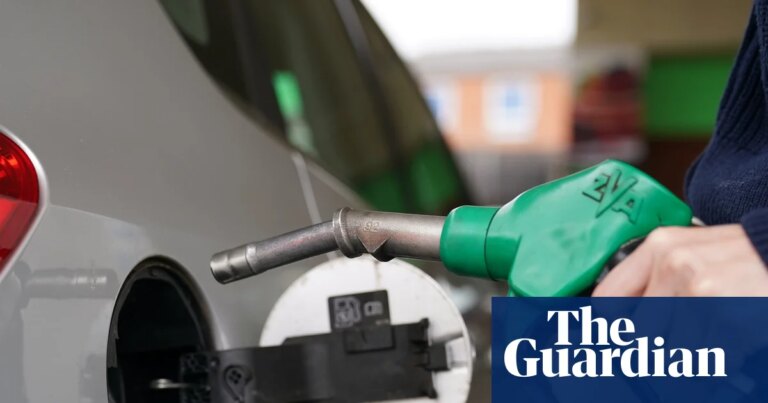 Reeves Congela Impuesto sobre Combustibles y Anuncia Carga de 3p por Milla para Vehículos Eléctricos