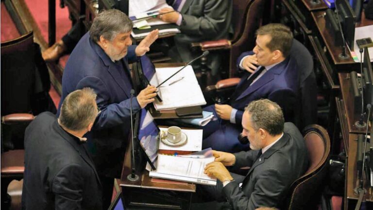 El Peronismo Revive en el Senado: Conflictos Internos y Gobernadores Activos en un Momento Crítico