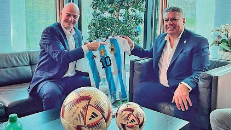 Infantino respalda a Chiqui y lo confirma en FIFA