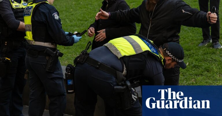 Lidia Thorpe se une a las voces críticas contra la ‘inaceptable’ expansión de los poderes policiales en Melbourne, mientras el premier defiende la medida