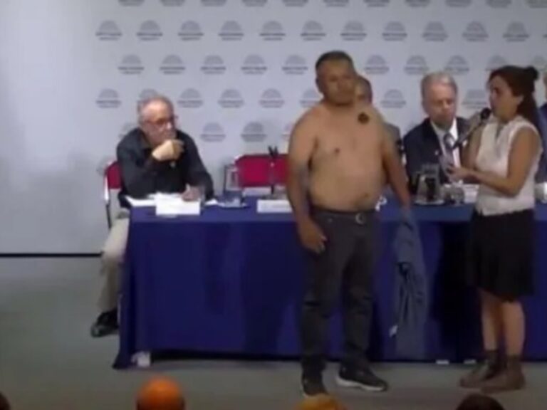 Hombre en cuero se convierte en ‘prueba’ de efectos magnéticos