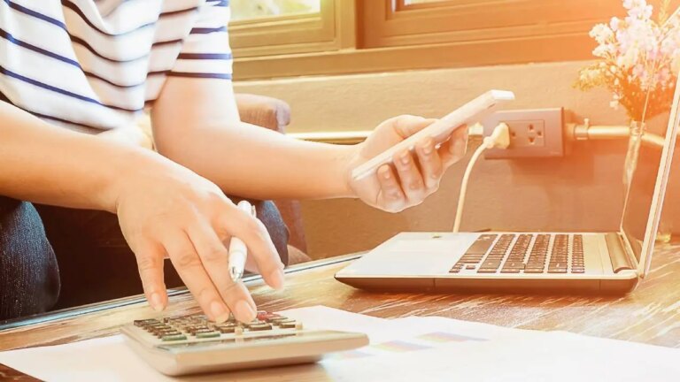 Aumento en el uso de ahorros y deudas por parte de familias para cubrir gastos mensuales