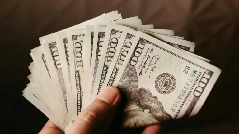 Cómo guardar un billete doblado para atraer abundancia en 2026