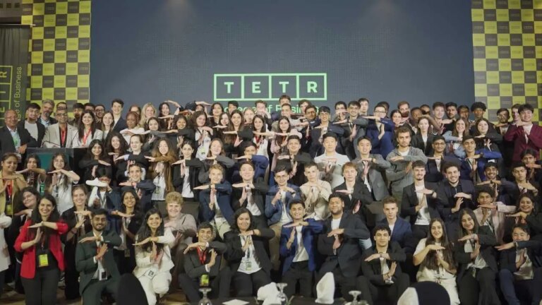 Renombrada Escuela de Negocios Expande sus Oportunidades para Estudiantes Argentinos