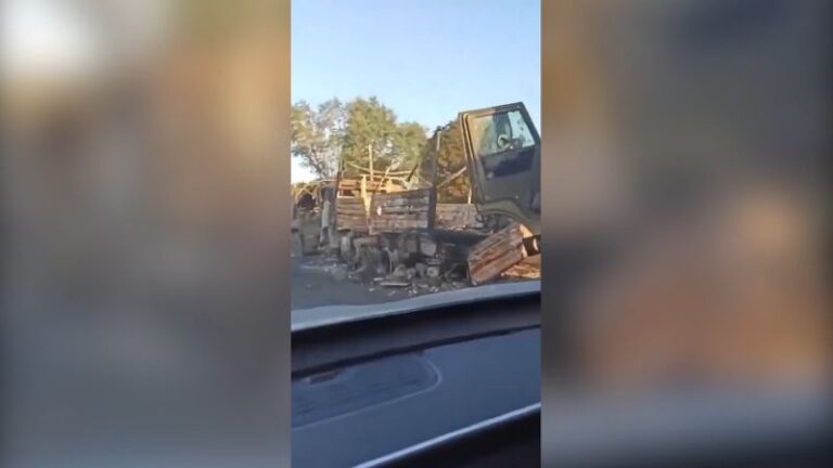 Impactante video revela camiones militares con aparente carga de soldados rusos fallecidos
