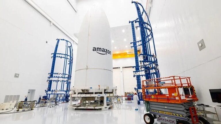 Amazon lanza su servicio de internet satelital para rivalizar con Starlink: conoce los precios