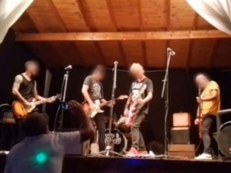 Fallece músico de banda punk durante su actuación en vivo