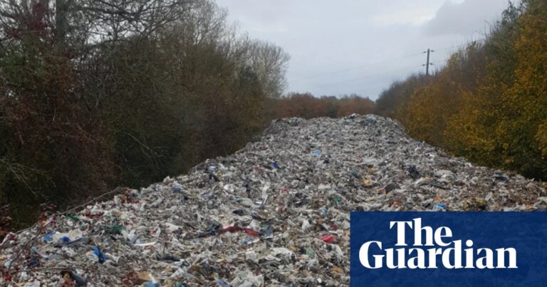 Desmontan ‘montaña’ de basura en un campo de Oxfordshire