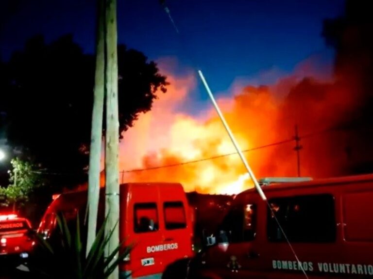 Incendio devora fábricas de plástico en Lomas de Zamora: vecinos evacuados