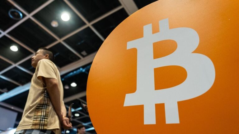 Bitcoin arranca la semana a la baja y se encamina a su peor mes desde 2022