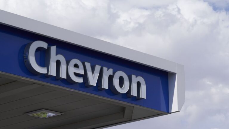 Venezuela busca apoyo de Chevron tras embargo naval de EE.UU.