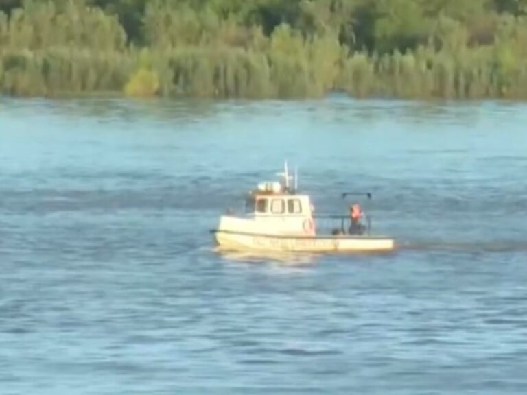 Policía Desaparece en el Río Paraná Tras Hundimiento de su Lancha en Choque