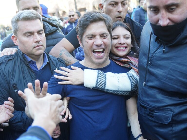 Kicillof arrasa a Cristina en encuesta del GBA: 22 a 2