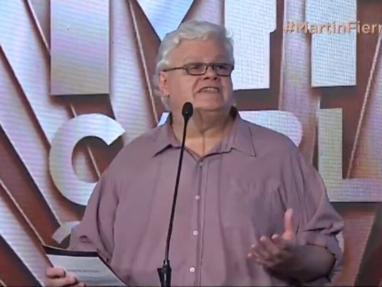 Claudio Orellano Rinde un Divertido Homenaje a los Momentos Más Virales de la TV