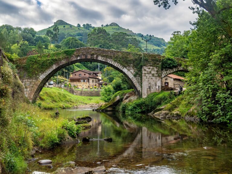 Descubre el Enigma del Hombre Pez, la Obra de Gaudí y los Paisajes Sin Fin de Cantabria
