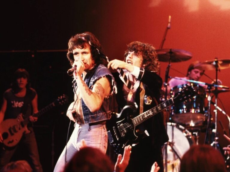 La Trágica Muerte de Bon Scott, el Precursor de Brian Johnson en AC/DC