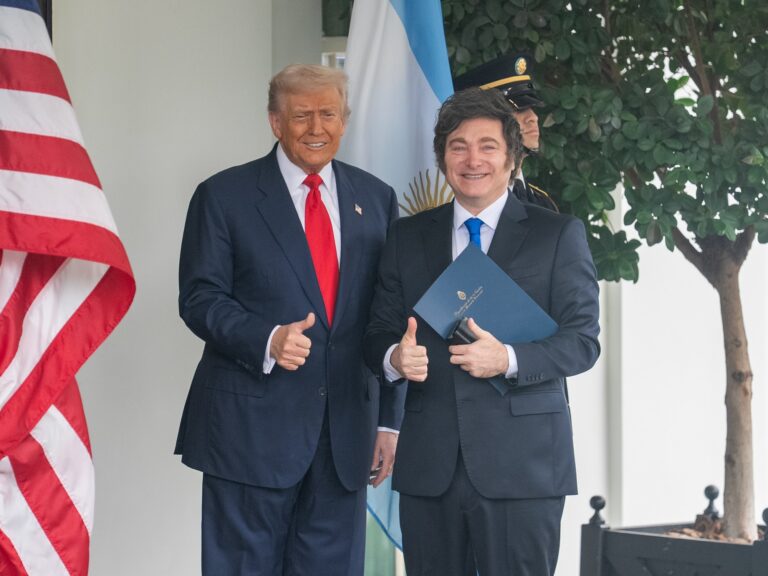 Javier Milei regresa a EE. UU. para el sorteo del Mundial 2026 y podría encontrarse con Donald Trump