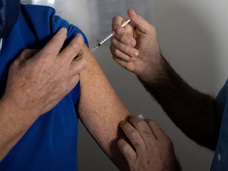 Escasez de Vacunas de Pfizer en Provincias en Medio del Rebrote de Covid